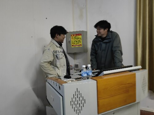 学生与企业专家交流学习.jpg 学生与企业专家交流学习.jpg